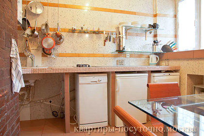 Полностью оборудованная посудой и бытовой техникой кухня
