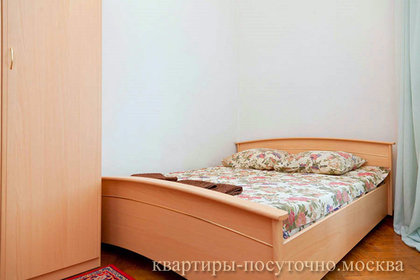Удобная спальня с двуспальной кроватью, где могут разместиться двое человек