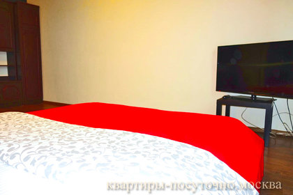 Большая и мягкая двуспальная кровать в спальне