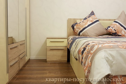 Шкаф, прикроватная тумбочка в спальне