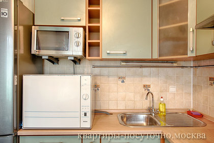 Холодильник, СВЧ-печь, посуда, столовые приборы